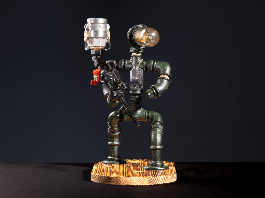 Komando Lampenser. Hem içki musluğu hem de gece lambası olarak kullanabileceğiniz askeri olarak figürize edilmiş el yapımı ahşap tabanlı hediyelik ürün. Aynı günde teslimat imkanı