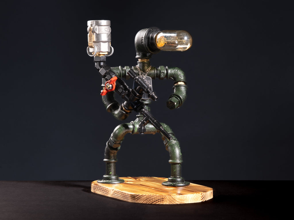 Komando Lampenser. Hem içki musluğu hem de gece lambası olarak kullanabileceğiniz askeri olarak figürize edilmiş el yapımı ahşap tabanlı hediyelik ürün. Aynı günde teslimat imkanı