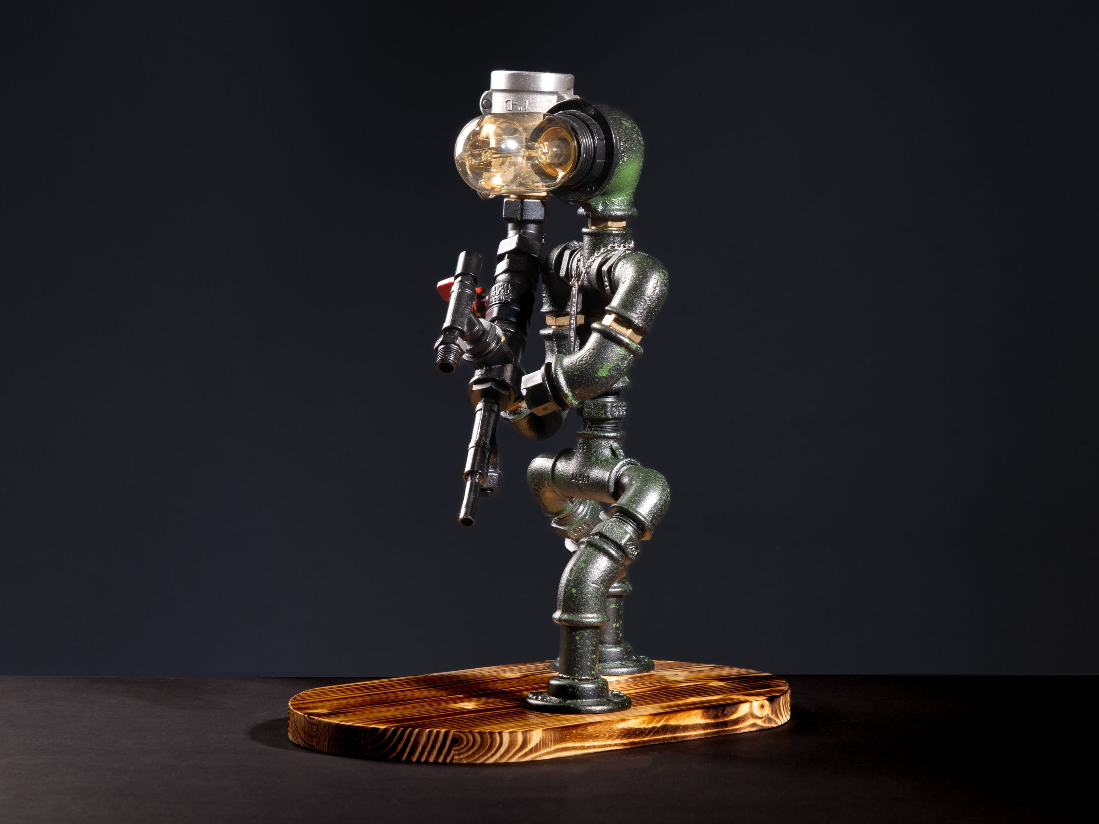 Komando Lampenser. Hem içki musluğu hem de gece lambası olarak kullanabileceğiniz askeri olarak figürize edilmiş el yapımı ahşap tabanlı hediyelik ürün. Aynı günde teslimat imkanı