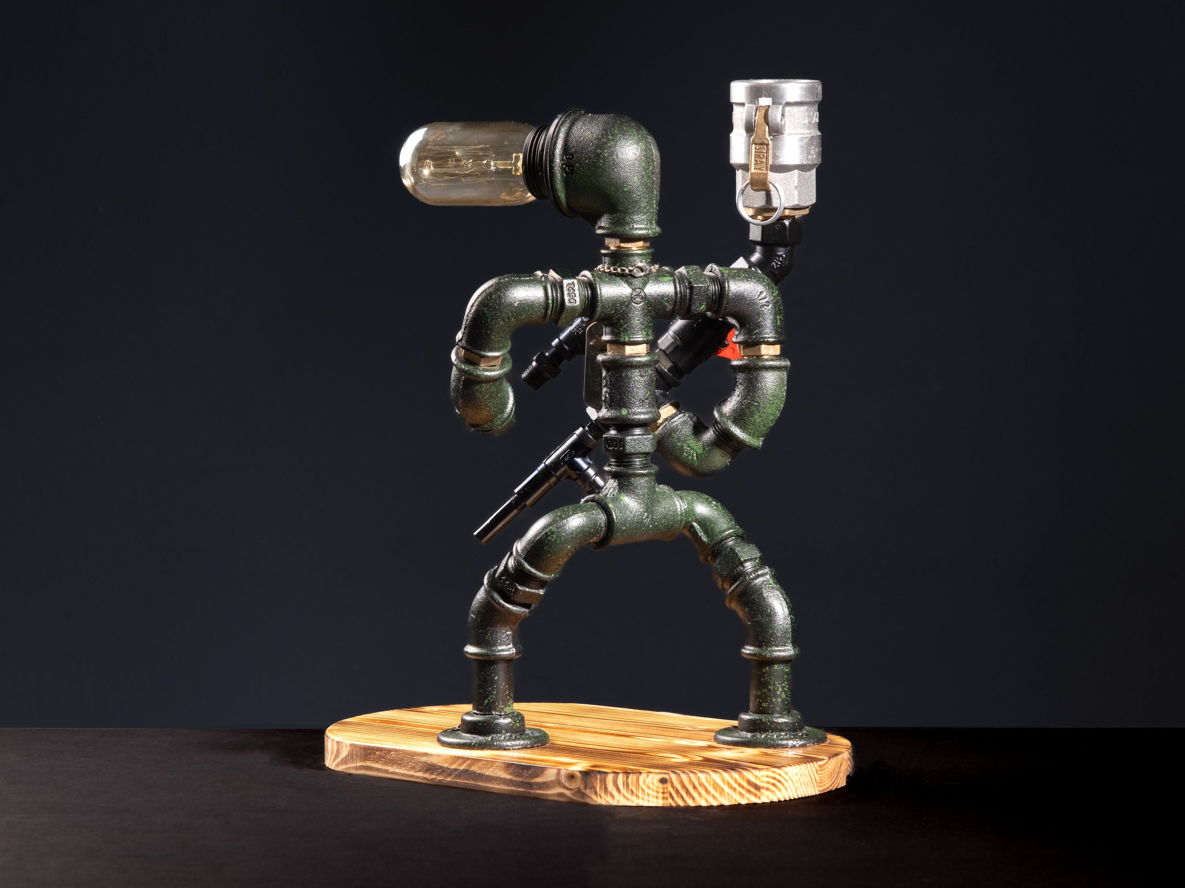 Komando Lampenser. Hem içki musluğu hem de gece lambası olarak kullanabileceğiniz askeri olarak figürize edilmiş el yapımı ahşap tabanlı hediyelik ürün. Aynı günde teslimat imkanı