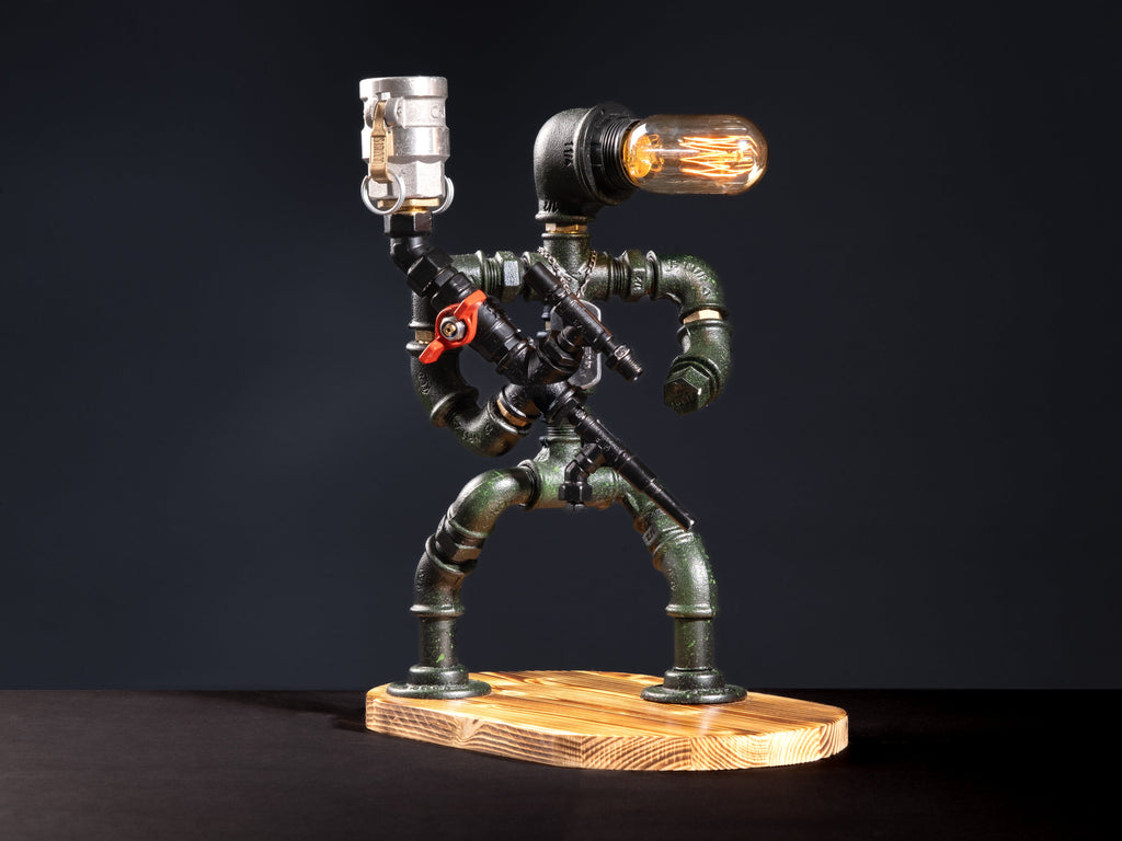 Komando Lampenser. Hem içki musluğu hem de gece lambası olarak kullanabileceğiniz askeri olarak figürize edilmiş el yapımı ahşap tabanlı hediyelik ürün. Aynı günde teslimat imkanı