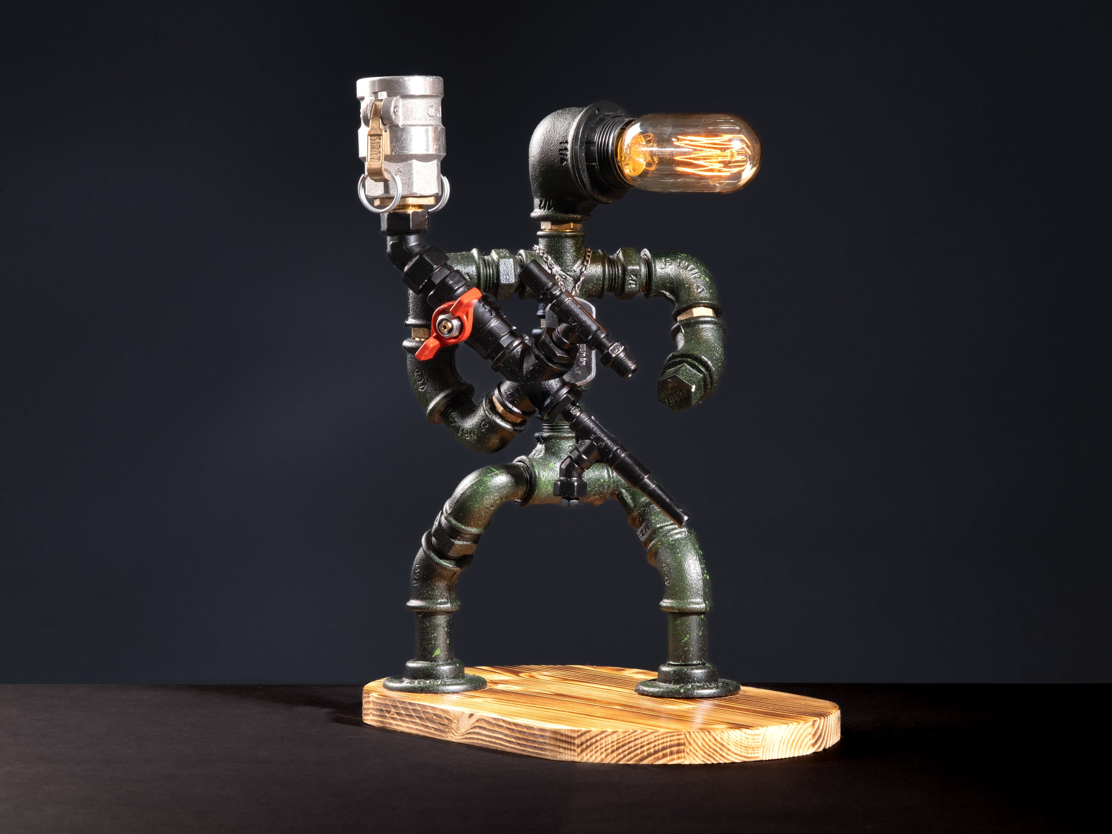 Komando Lampenser. Hem içki musluğu hem de gece lambası olarak kullanabileceğiniz askeri olarak figürize edilmiş el yapımı ahşap tabanlı hediyelik ürün. Aynı günde teslimat imkanı