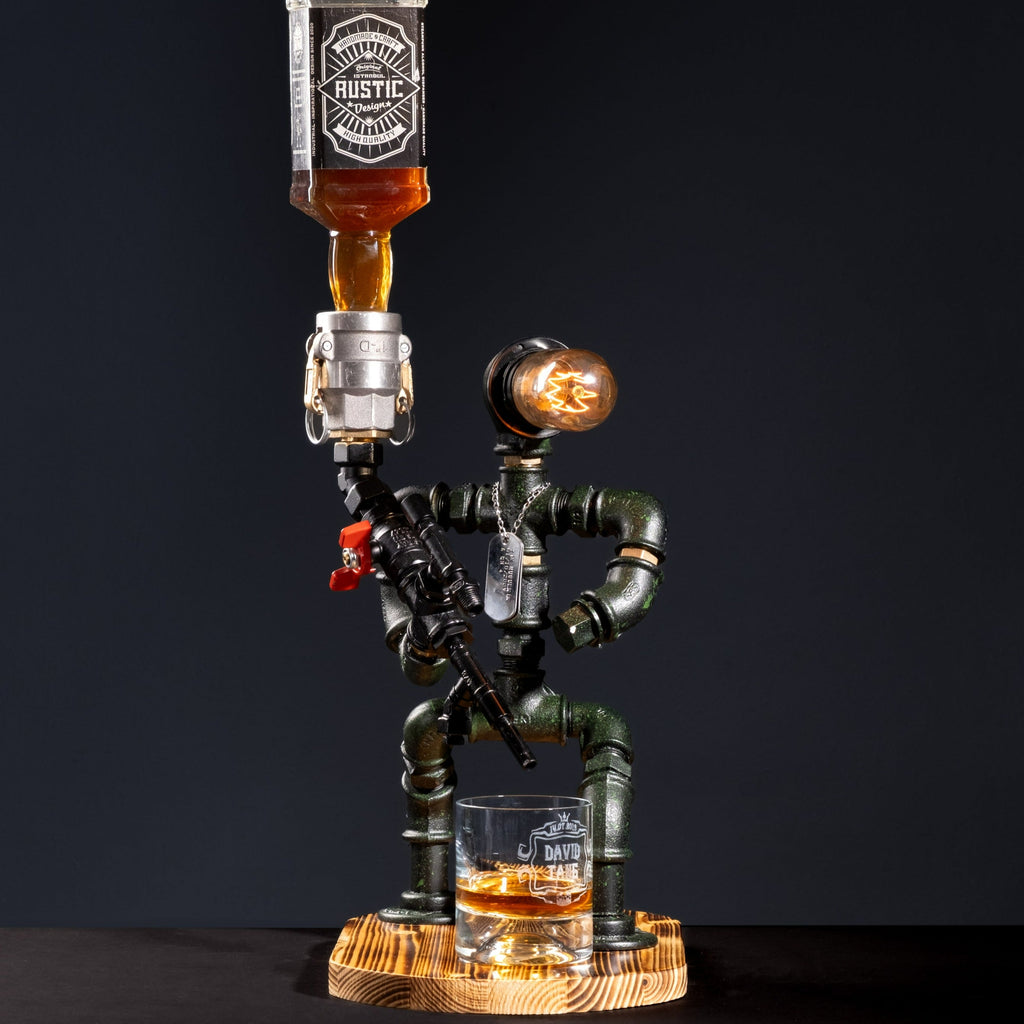 Komando Lampenser. Hem içki musluğu hem de gece lambası olarak kullanabileceğiniz askeri olarak figürize edilmiş el yapımı ahşap tabanlı hediyelik ürün. Aynı günde teslimat imkanı