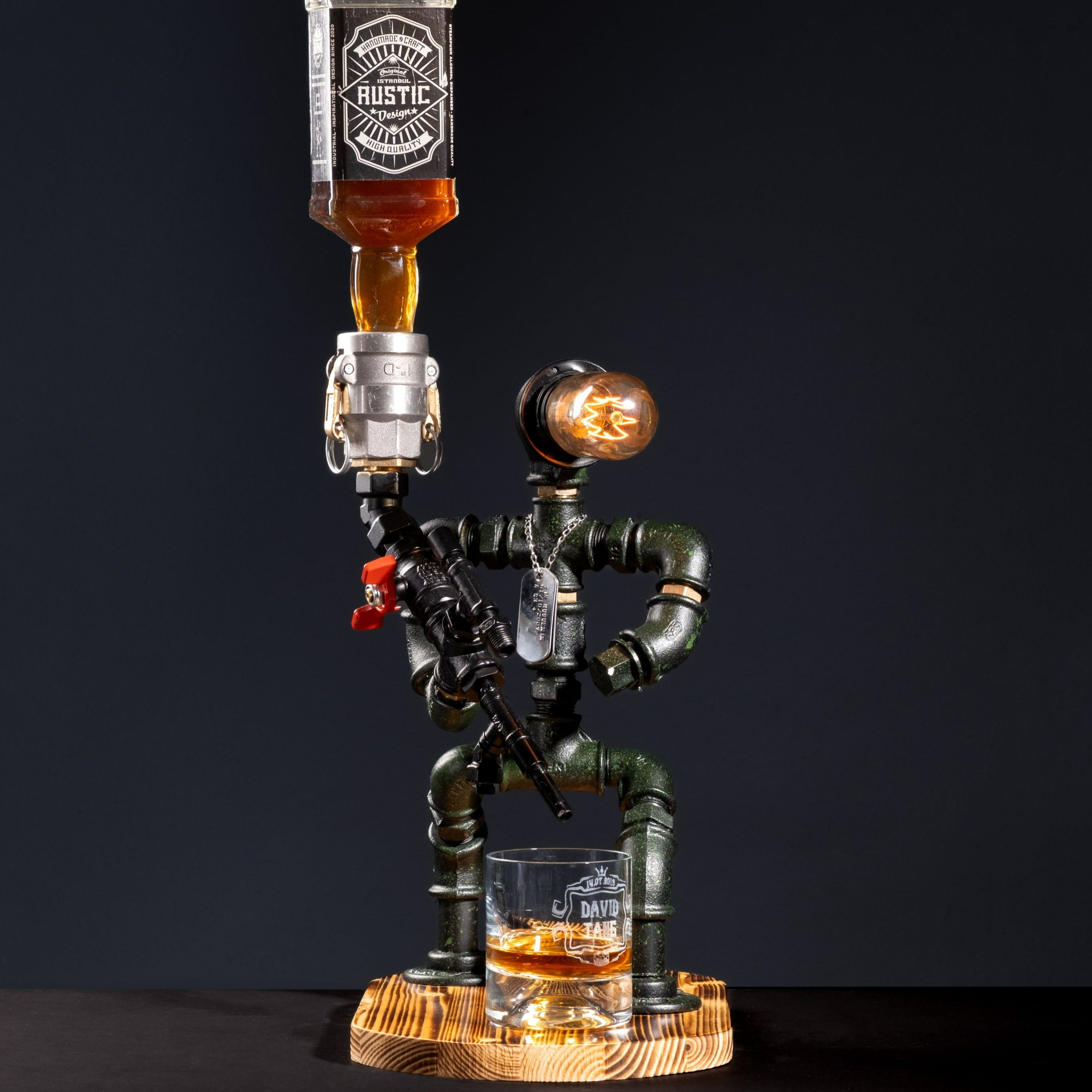 Komando Lampenser. Hem içki musluğu hem de gece lambası olarak kullanabileceğiniz askeri olarak figürize edilmiş el yapımı ahşap tabanlı hediyelik ürün. Aynı günde teslimat imkanı