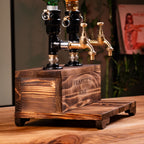 Pirinç musluktan viski bardağa doldurulurken