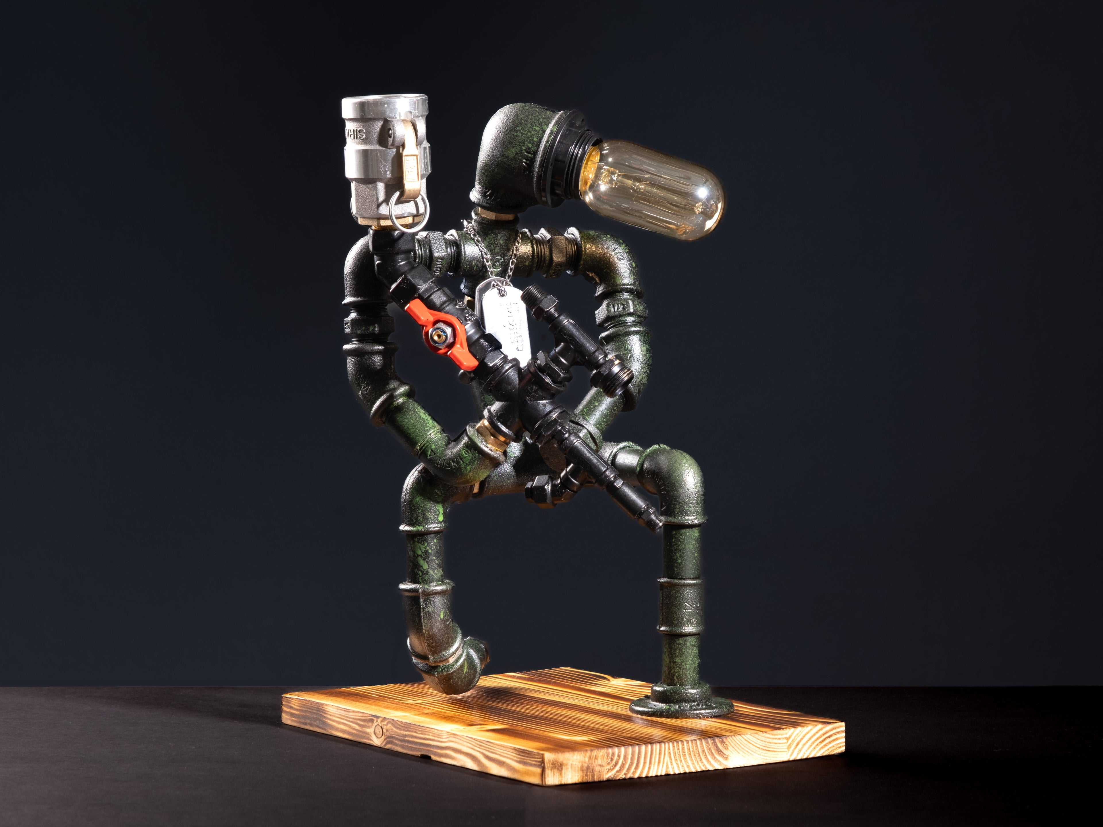 Sniper Lampenser. Hem içki musluğu hem de gece lambası olarak kullanabileceğiniz askeri olarak figürize edilmiş el yapımı ahşap tabanlı hediyelik ürün. Aynı günde teslimat imkanı