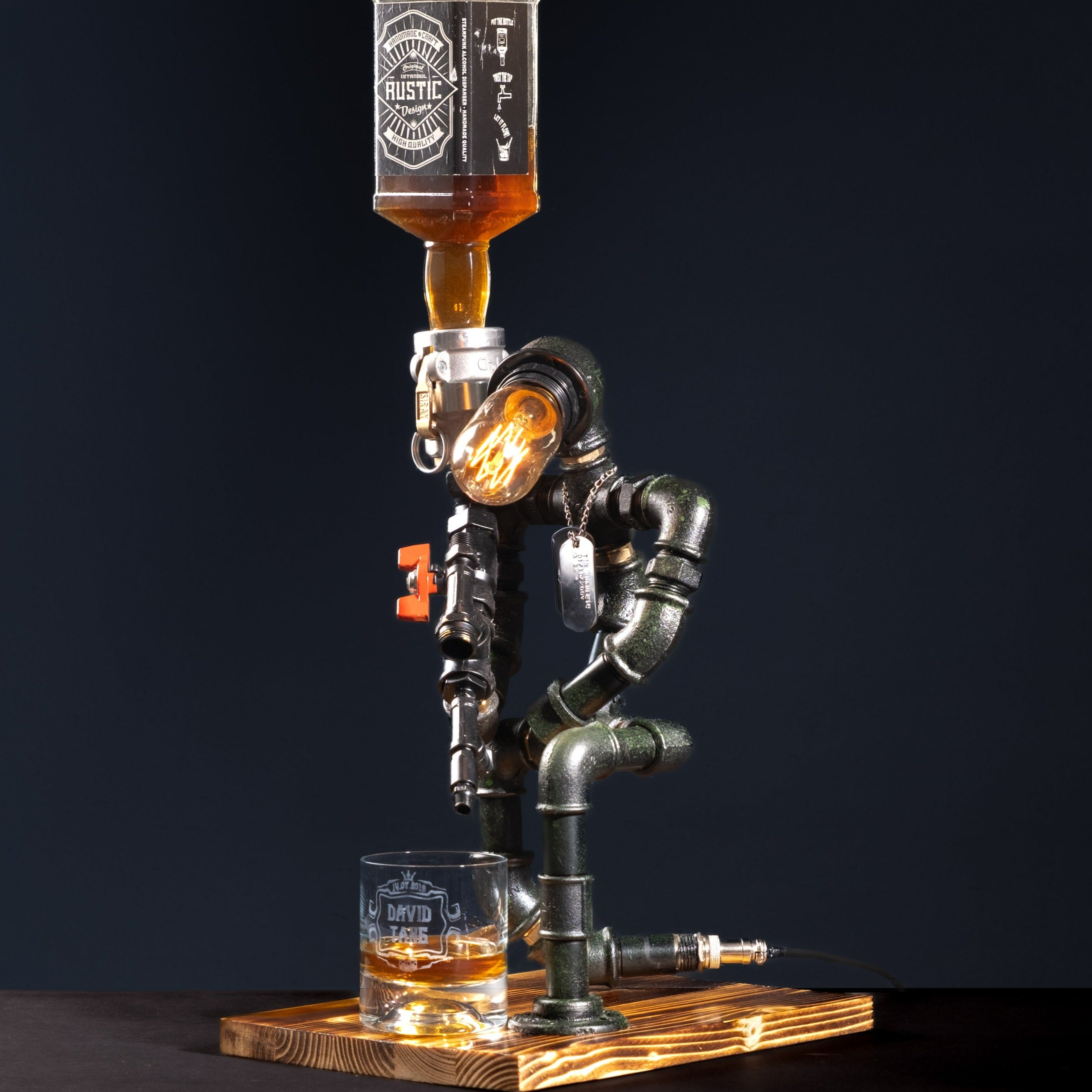 Sniper Lampenser. Hem içki musluğu hem de gece lambası olarak kullanabileceğiniz askeri olarak figürize edilmiş el yapımı ahşap tabanlı hediyelik ürün. Aynı günde teslimat imkanı