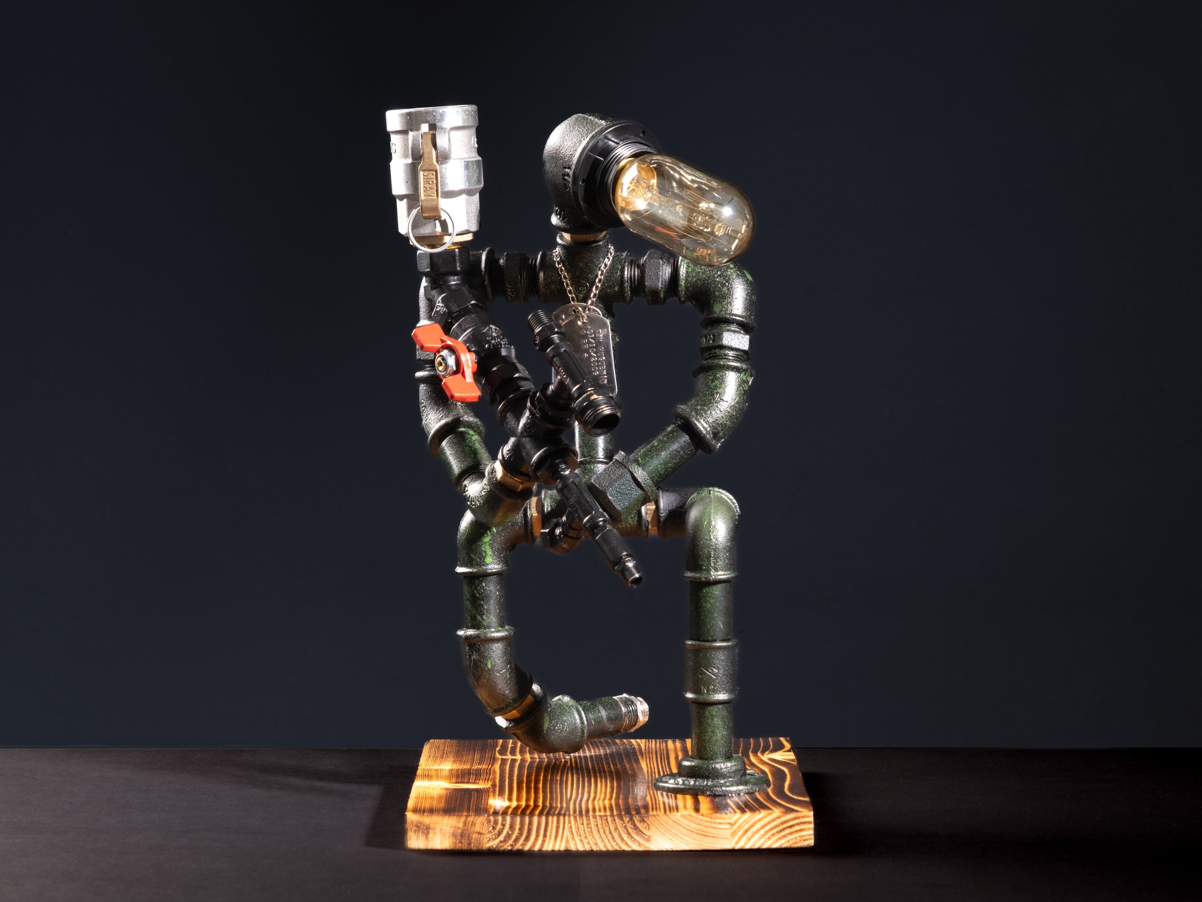 Sniper Lampenser. Hem içki musluğu hem de gece lambası olarak kullanabileceğiniz askeri olarak figürize edilmiş el yapımı ahşap tabanlı hediyelik ürün. Aynı günde teslimat imkanı