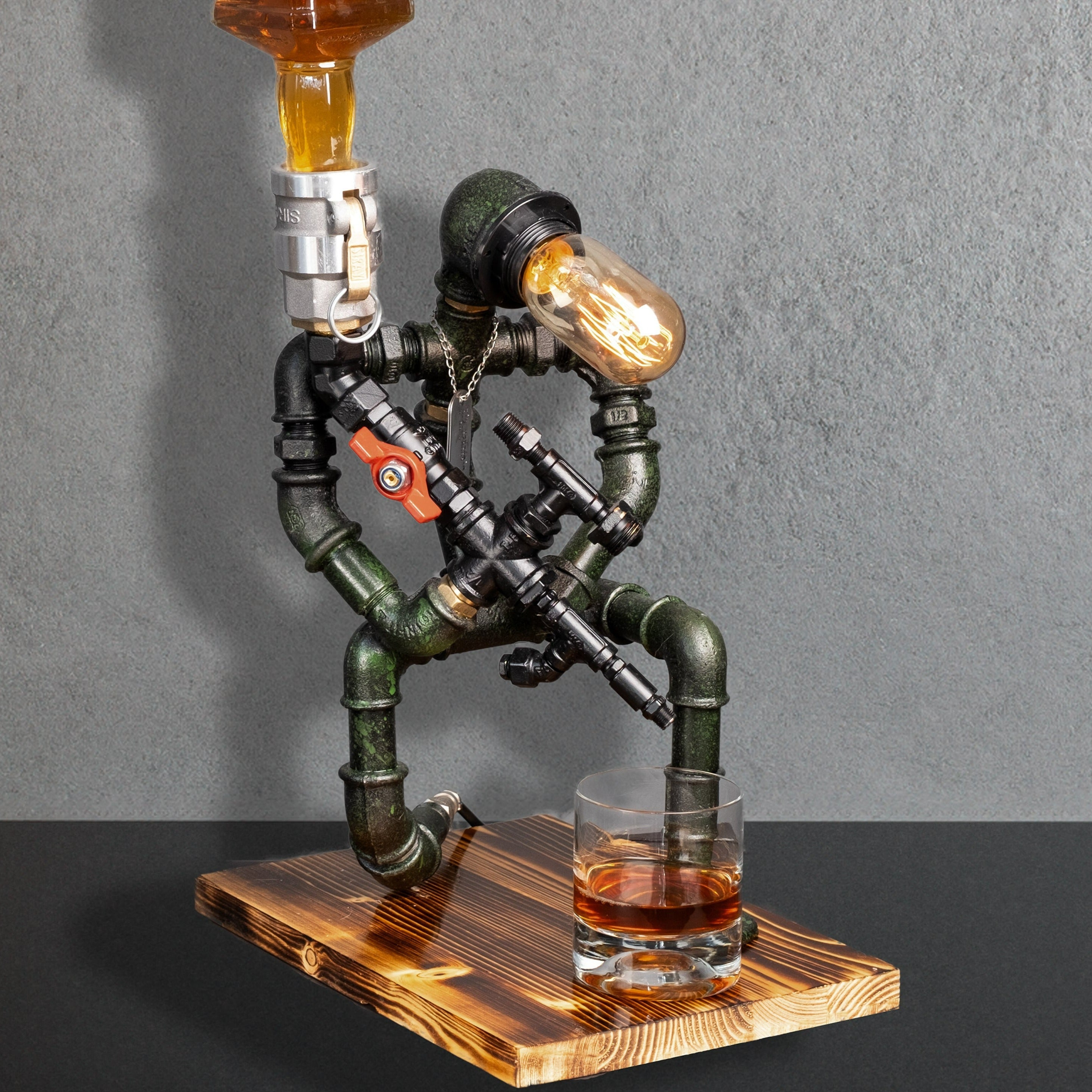 Sniper Lampenser. Hem içki musluğu hem de gece lambası olarak kullanabileceğiniz askeri olarak figürize edilmiş el yapımı ahşap tabanlı hediyelik ürün. Aynı günde teslimat imkanı